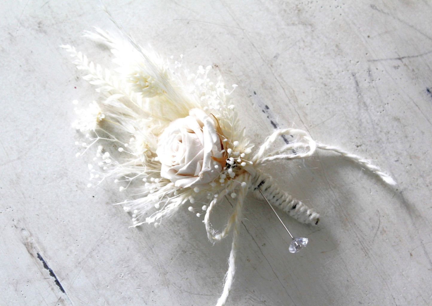 Boutonnière de fleurs séchées