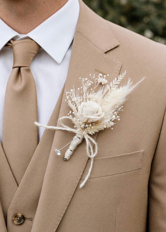 Boutonnière de fleurs séchées