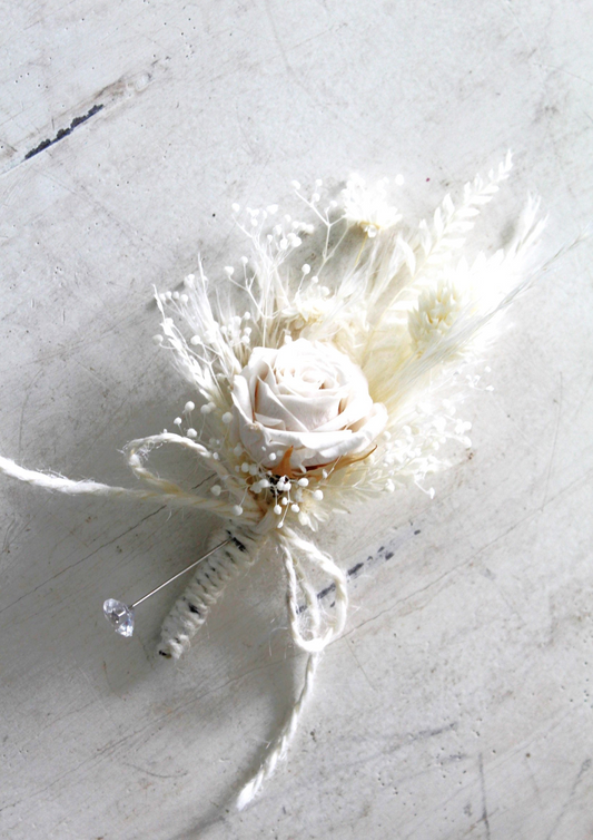 Boutonnière de fleurs séchées